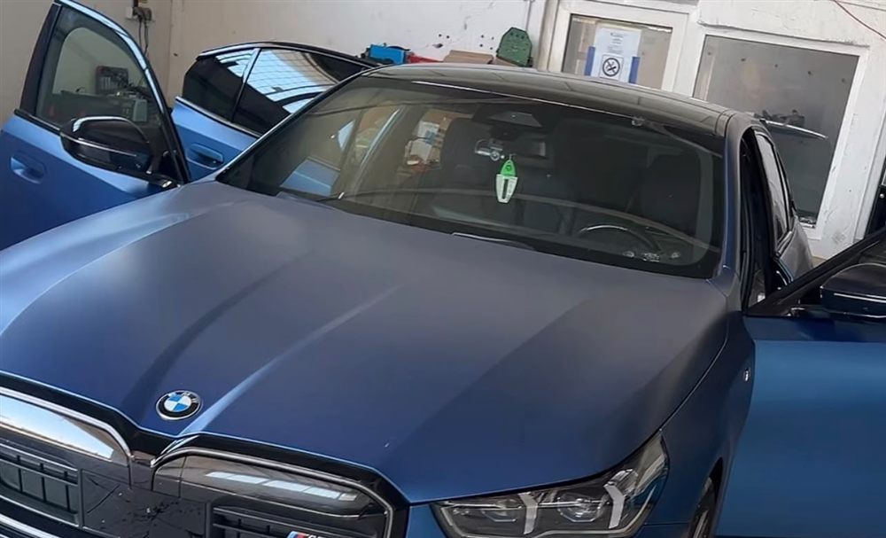 BMW Seria 5 albastru, cu ușile deschise, în atelier