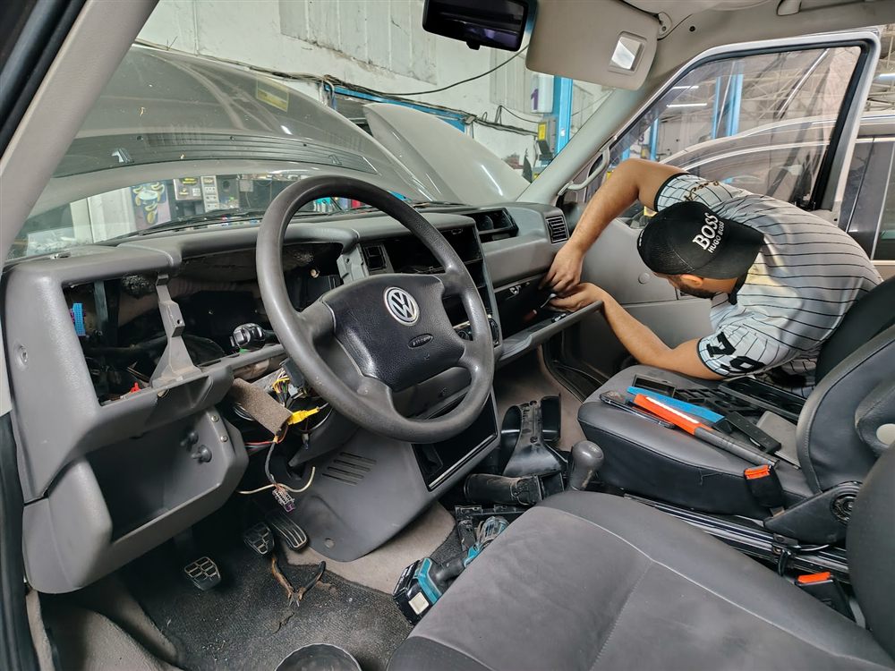 Bordul unui Volkswagen Transporter demontat, cu instalația electrică la vedere
