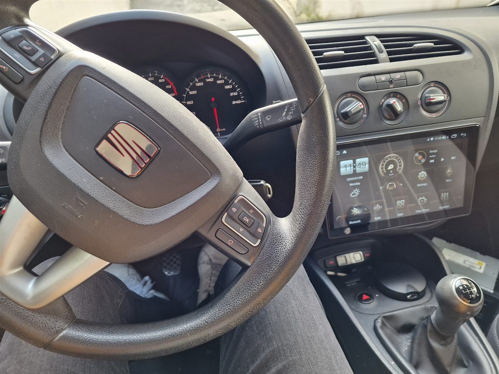 Volanul unui Seat, cu butoanele de comandă și navigația montată alături