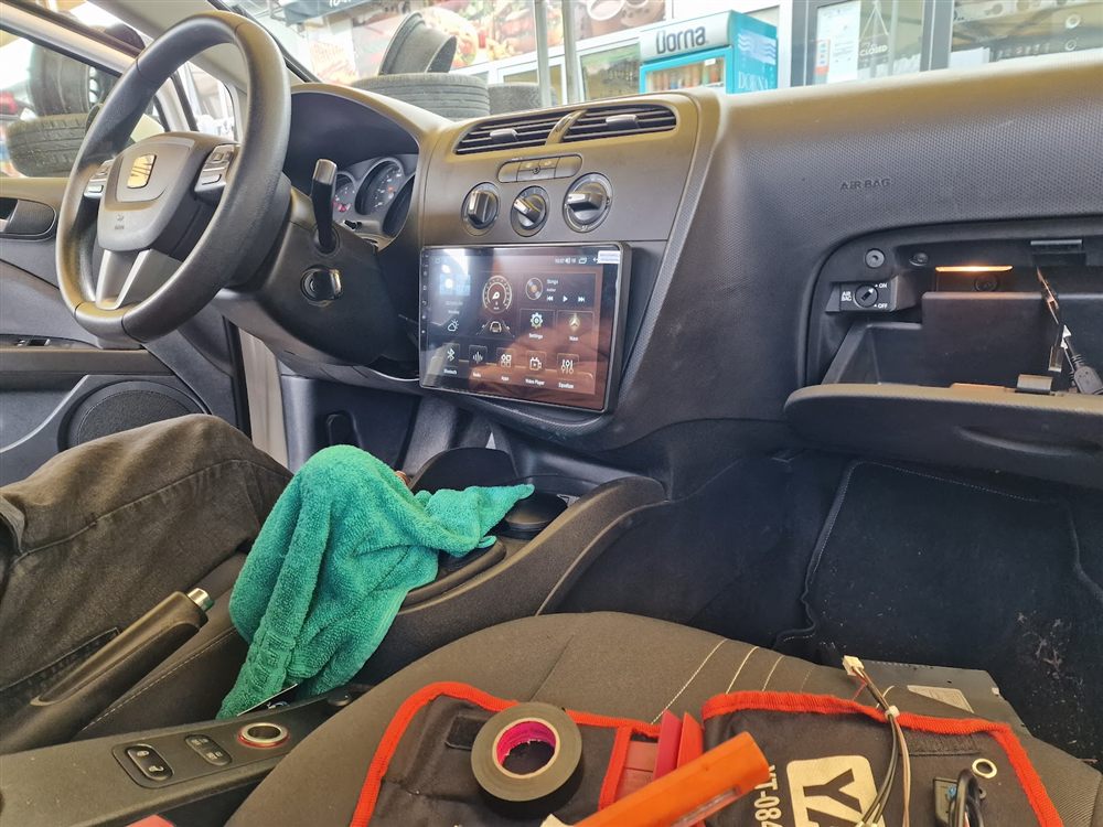Navigație Android montată în bordul unui Seat